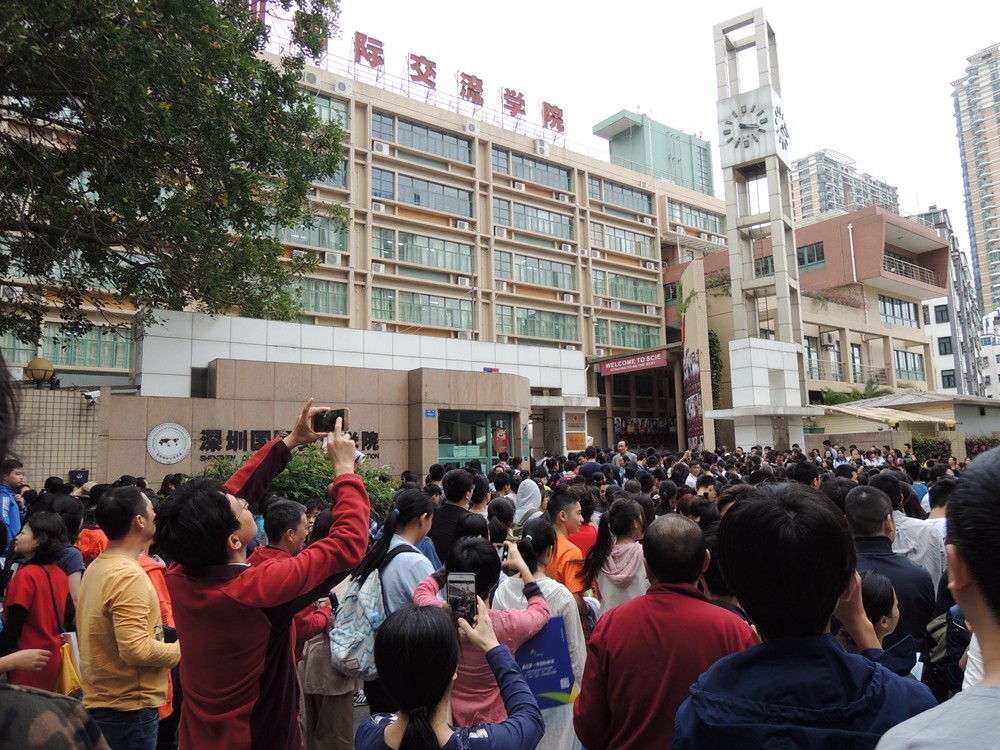考生等候入场.jpg